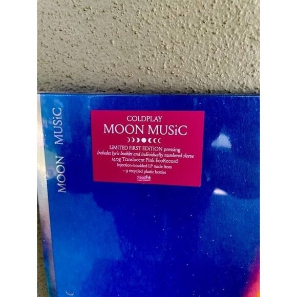 ColdPlay Moon Music Vinyl SIgned Card New Sealed Chris Martin Xmas Present! - Picture 3 of 6